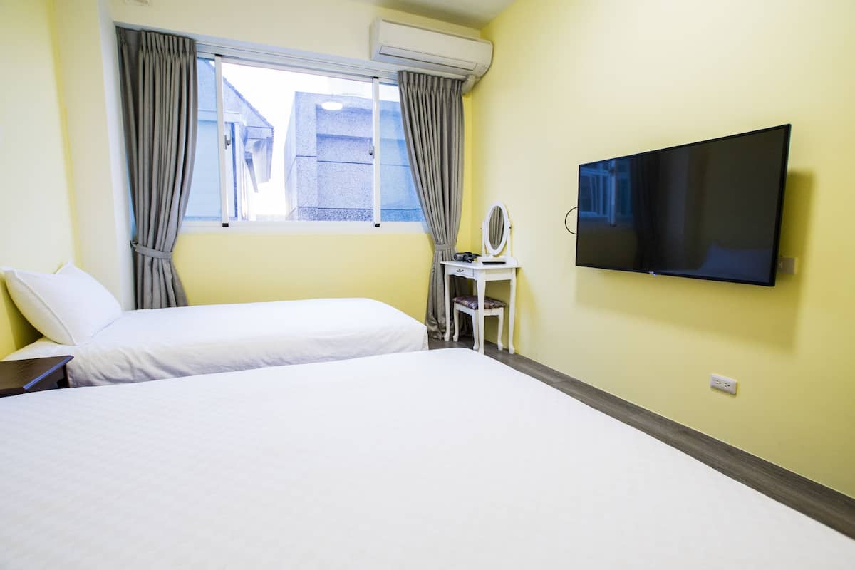 Comfort Triple Room | Blackout drapes, free WiFi