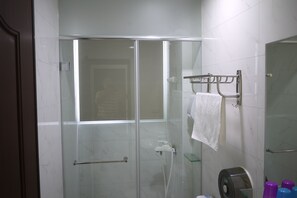 Ducha, artículos de higiene personal gratuitos y secador de pelo