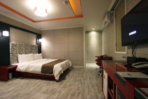 Ropa de cama de alta calidad, escritorio y wifi gratis