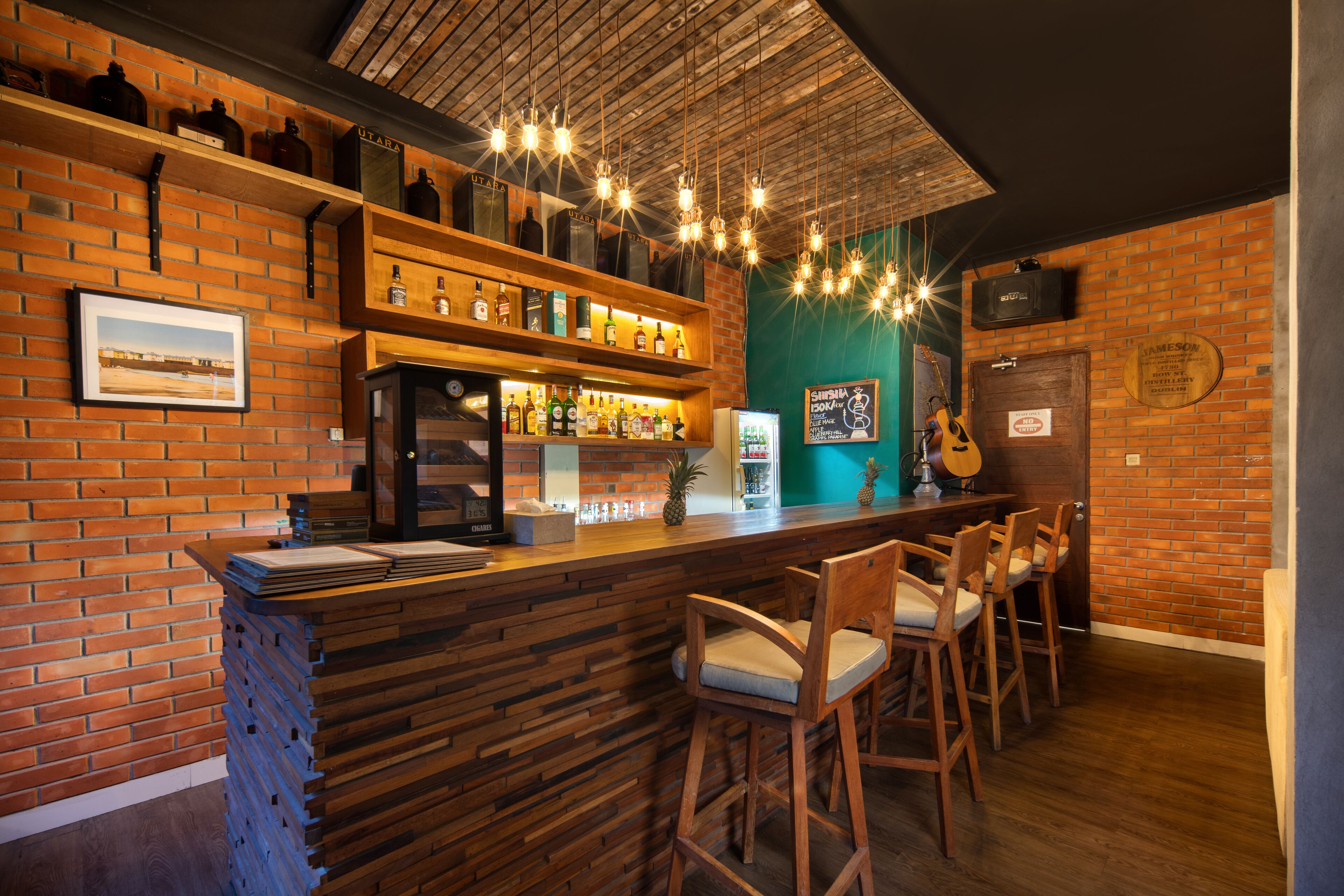 2 bars/lounges