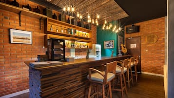 2 bars/lounges