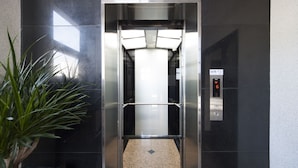 An elevator with a digital display, a safety bar, and a sign indicating the 6th floor. - K- Grand Hostel Dongdaemun (Seoul)