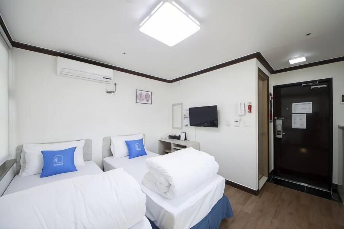 Tabla de planchar con plancha, wifi gratis, ropa de cama