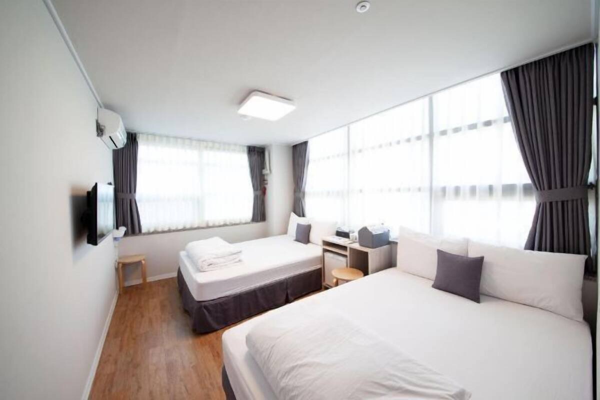Tabla de planchar con plancha, wifi gratis, ropa de cama