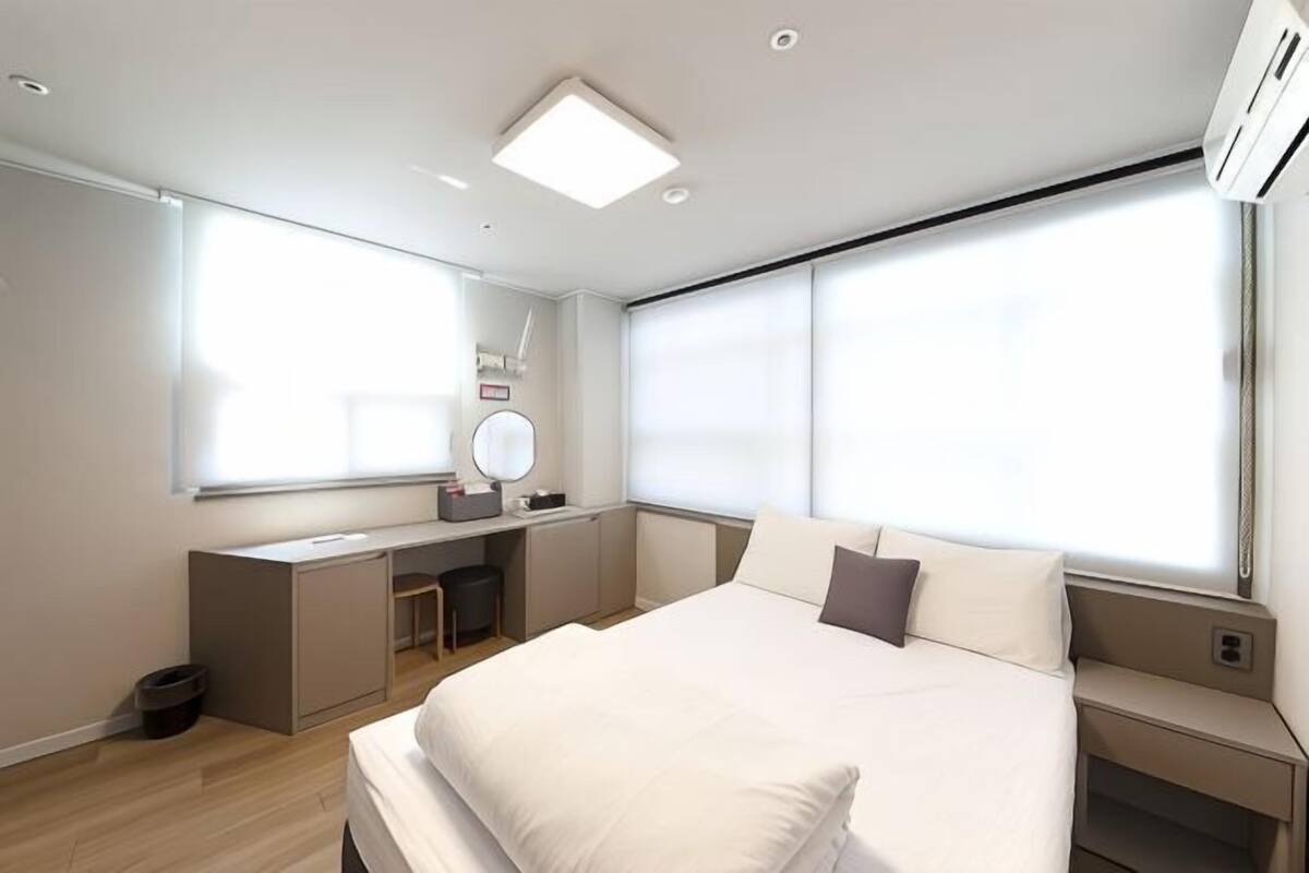 Tabla de planchar con plancha, wifi gratis, ropa de cama