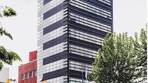 A modern hotel building with a sign reading "GRAND HOSTEL" on the top. - K- Grand Hostel Dongdaemun (Seoul)
