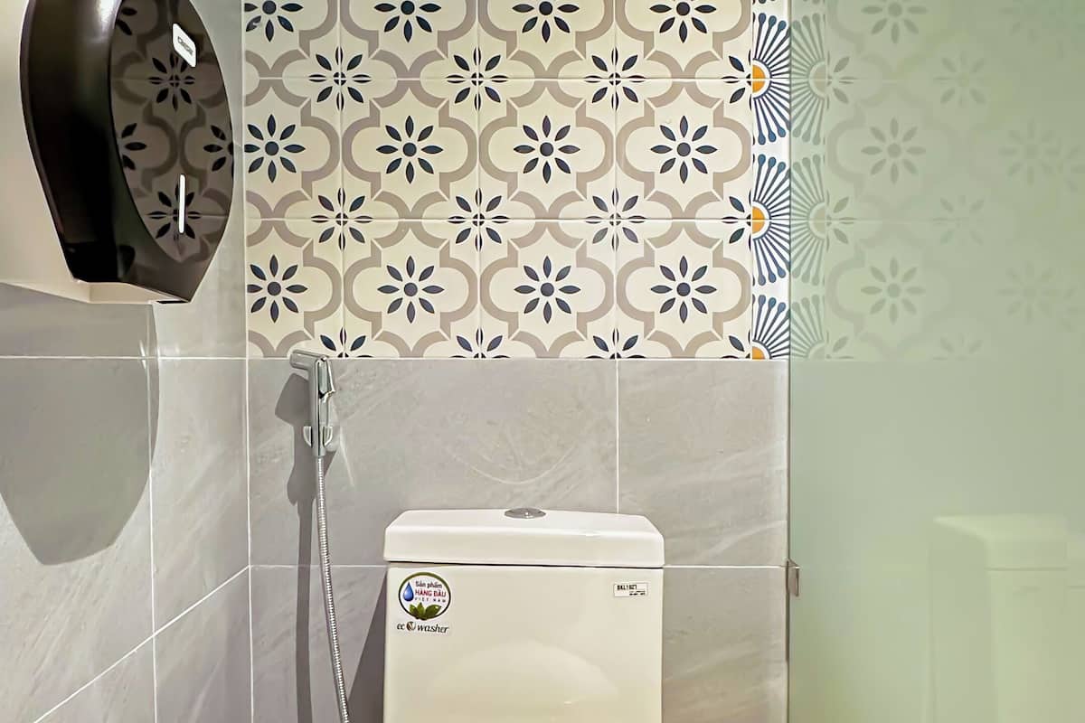 Regadera, regadera tipo lluvia, secadora de cabello, pantuflas
