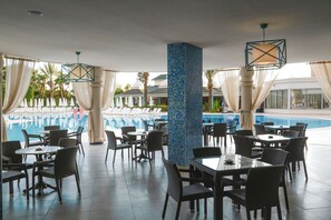 2 restaurants, breakfast, lunch, dinner served; international cuisine