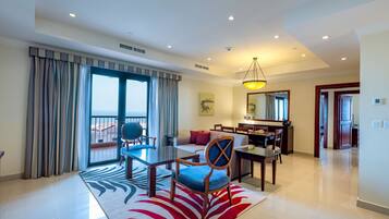 Lägenhet Standard (2 Bedroom) | Vardagsrum | 43-tums LCD-tv med digitalkanaler