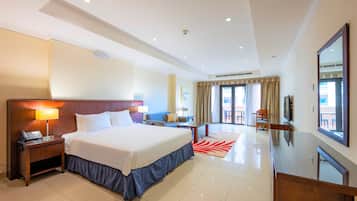 Studio | Bäddmadrasser, värdeförvaringsskåp på rummet och arbetsyta för laptop