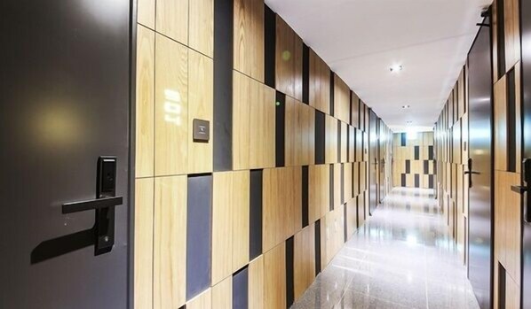 Un pasillo moderno con paneles de madera y un diseño minimalista elegante.