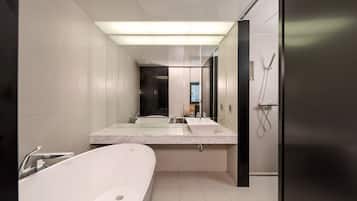 Suite (Duplex) | Baño | Amenidades de baño gratuitas, secadora de cabello, batas, pantuflas