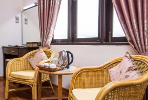 Minibar, in-room safe, desk, soundproofing - The Hotel Emperor Inle (Nyaungshwe)