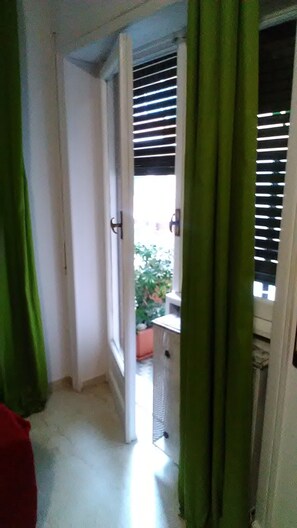 Habitación triple, balcón | Ropa de cama de alta calidad, escritorio y insonorización