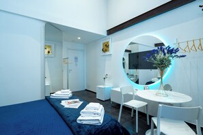 In-room safe, individually decorated, desk, blackout curtains - B&B Skyhouse Chiaia (Naples)