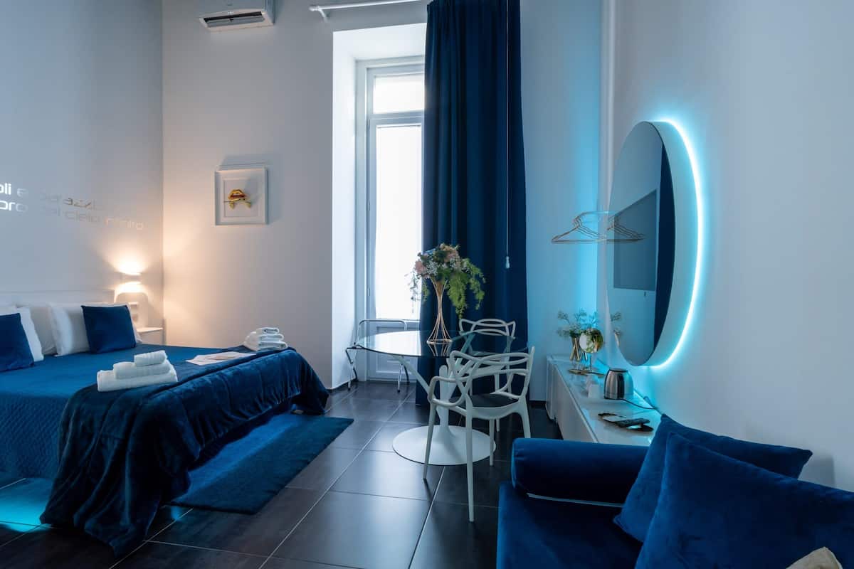 Phòng Deluxe, ban công, quang cảnh thành phố | Két bảo mật tại phòng, bàn, màn/rèm cản sáng, phòng cách âm 