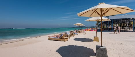 Privatstrand, weißer Sandstrand, Sonnenschirme, Massagen am Strand