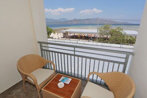 Deluxe Room (Sea View) | Balcony - Hotel Ombak Paradise (Gili Air)