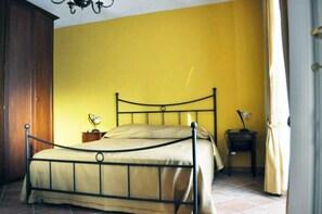 Habitación doble, accesible para personas con discapacidad | Escritorio y espacio para trabajar con un portátil