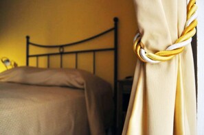 Habitació doble, accessible | Escriptori i espai de treball apte per a portàtils 