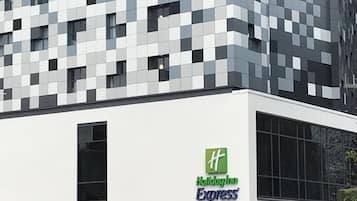 Ein modernes Gebäude mit einem Holiday Inn Express Schild an der Seite.