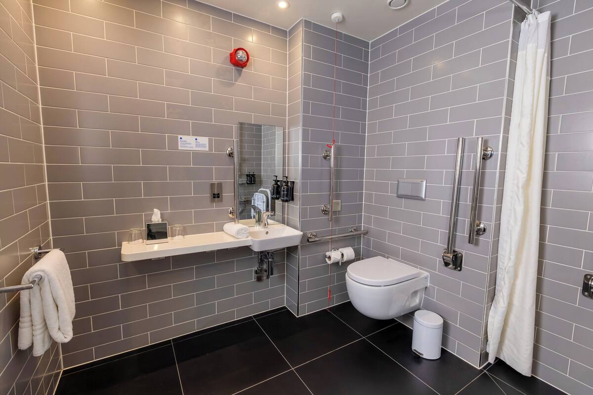 standard room, 1 single bed, accessible | bathroom | shower, free toiletries, hair dryer, towels