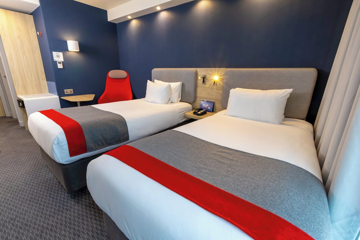 standard room, 2 single beds | hypo-allergenic bedding, in-room safe, desk, blackout curtains