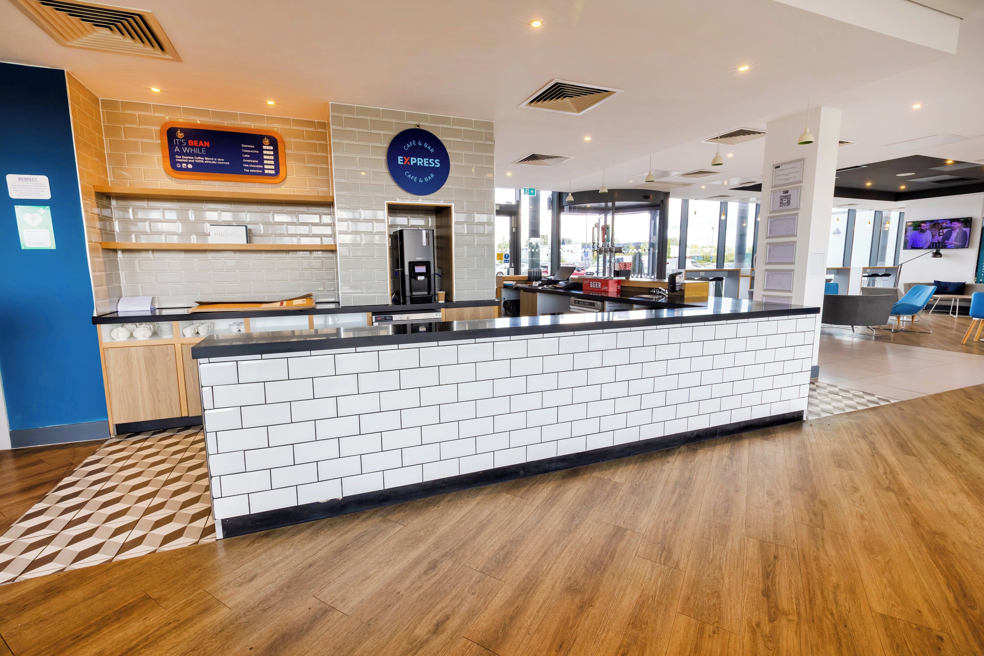 serves breakfast, lunch and dinner