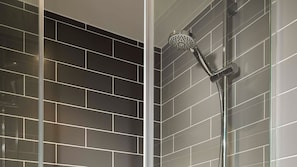 Douche, articles de toilette (gratuits), séchoir à cheveux