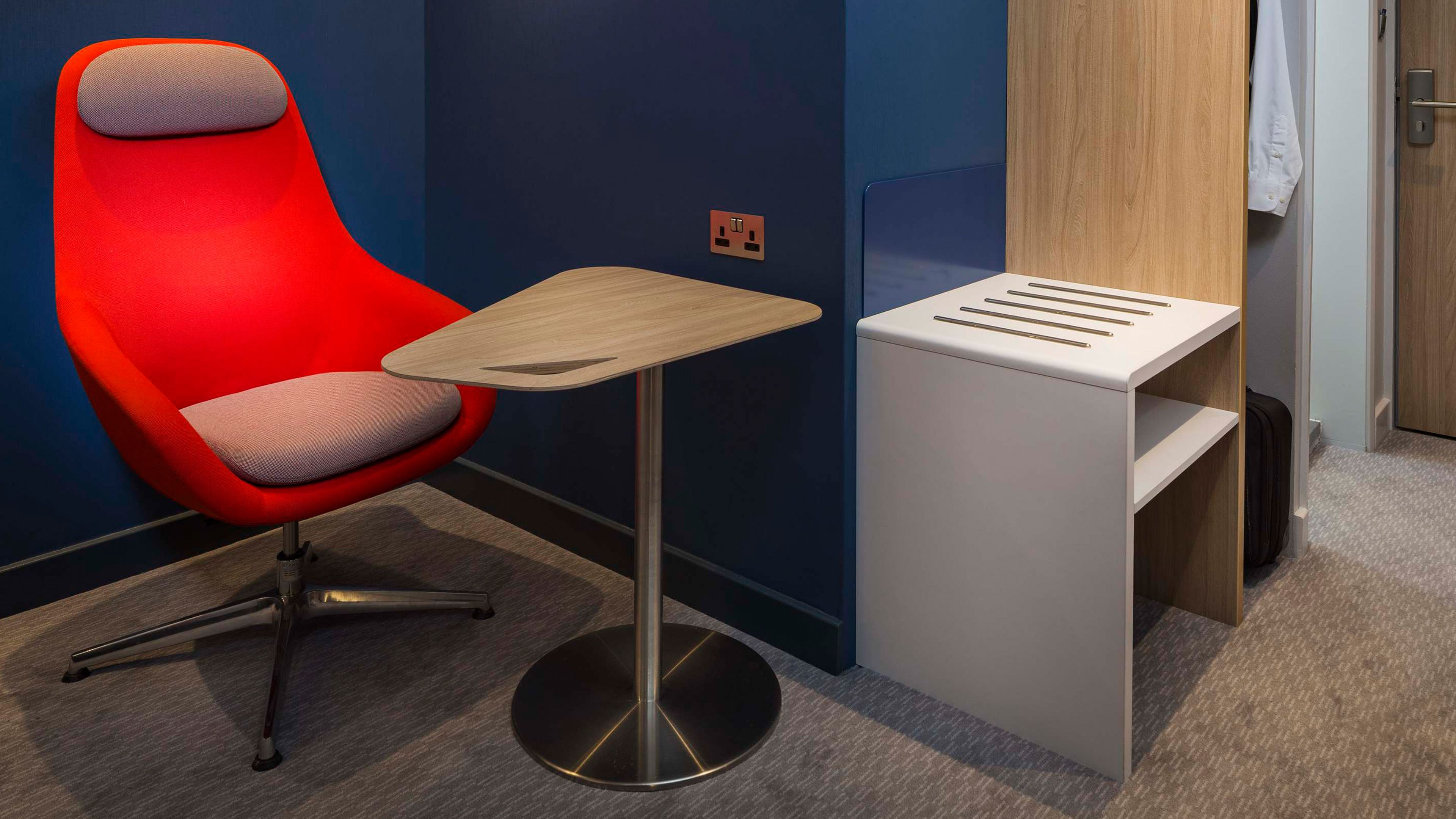 hypo-allergenic bedding, in-room safe, desk, blackout curtains