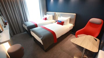 Hypo-allergenic bedding, in-room safe, desk, blackout drapes