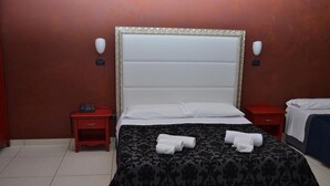 A hotel room with a large bed, two bedside tables, and a red wall. - Zaiera Resort Club (Solarino)
