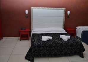In-room safe, desk, free WiFi, bed sheets - Zaiera Resort Club (Solarino)