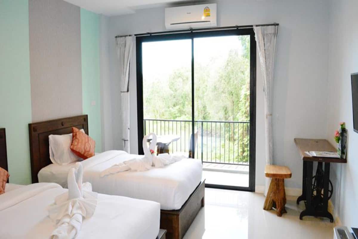 Superior Twin Room | Desk, iron/ironing board, free WiFi