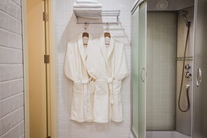 Shower, free toiletries, hair dryer, bathrobes - Hotel Starosadskiy (Moscow)
