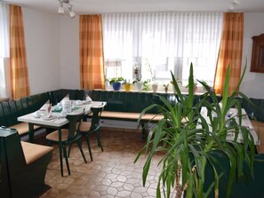 ディナーに営業 (郷土料理)