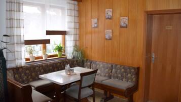 Menyajikan masakan daerah