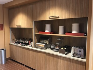 Free continental breakfast - TownePlace Suites by Marriott New Hartford (New Hartford)