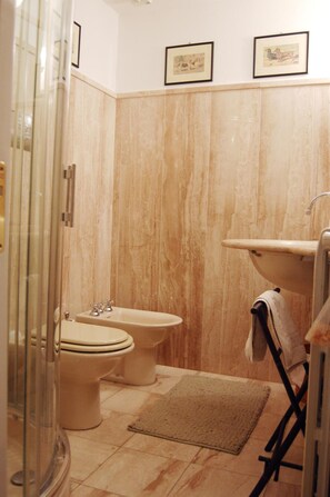 Artículos de higiene personal gratuitos, bidé y toallas