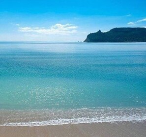 Ubicación cercana a la playa y toallas de playa