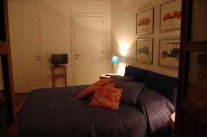 Tabla de planchar con plancha, wifi gratis, ropa de cama