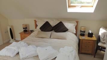 Double Room, 1 King Bed | Premium bedding, individually decorated, individually furnished, desk