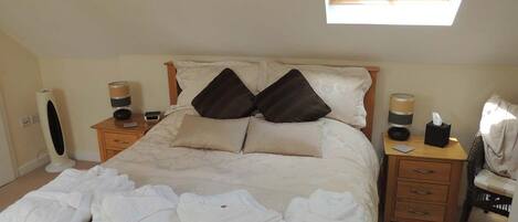 Tweepersoonskamer, 1 kingsize bed | Luxe beddengoed, individueel gedecoreerd, individueel gemeubileerd