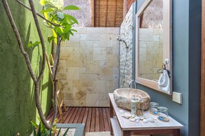 Lumbung Suite | Bathroom | Shower, free toiletries, hair dryer, towels - Mola2 Resort Gili Air (Gili Air)