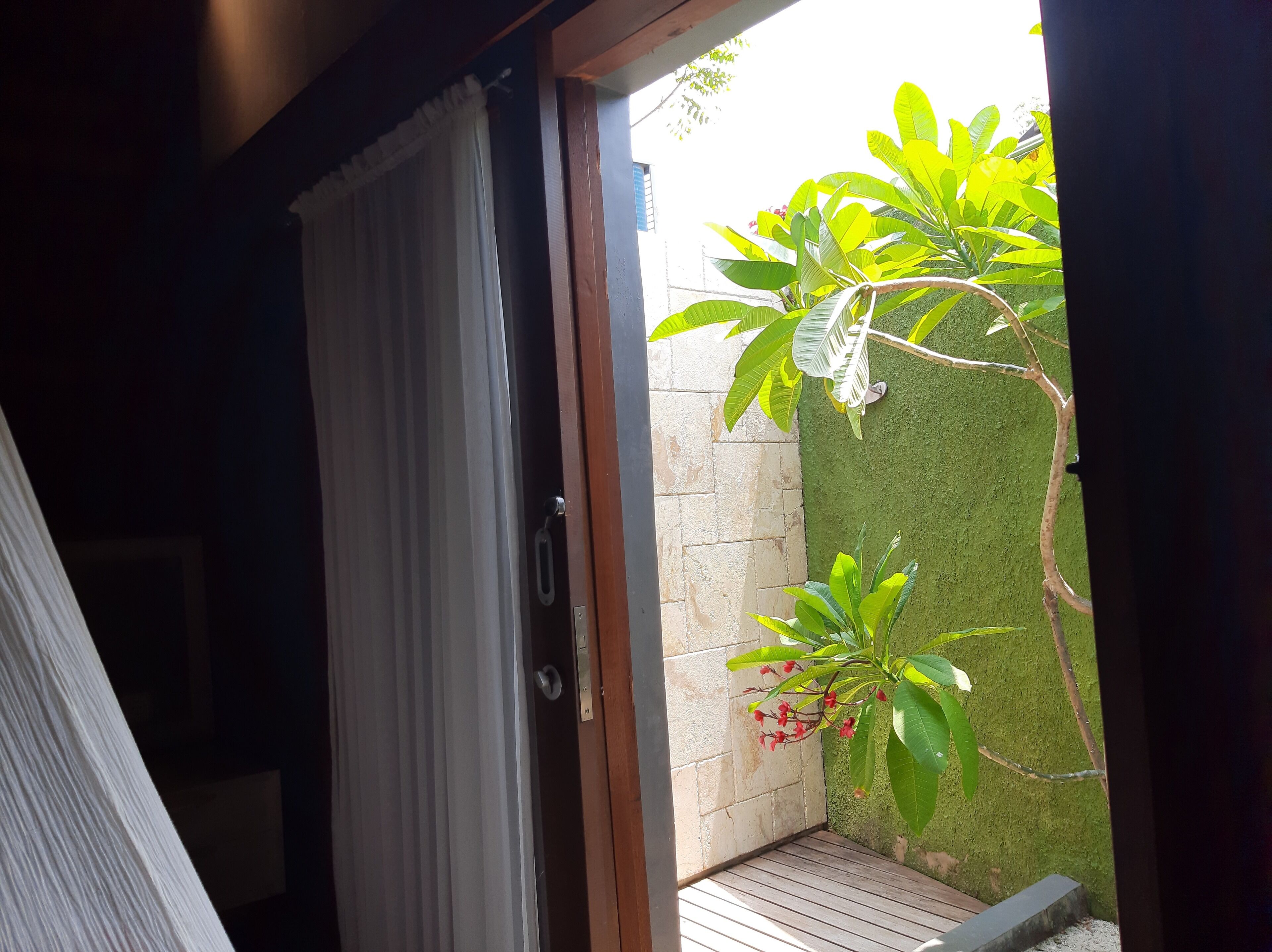 Deluxe Suite | Bathroom | Shower, free toiletries, hair dryer, towels