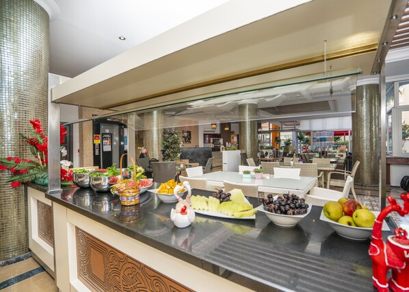 Petit déjeuner, déjeuner et dîner servis sur place