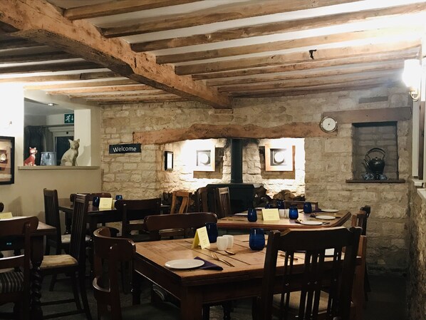 朝食、ランチ、ディナーに営業 (イギリス料理)