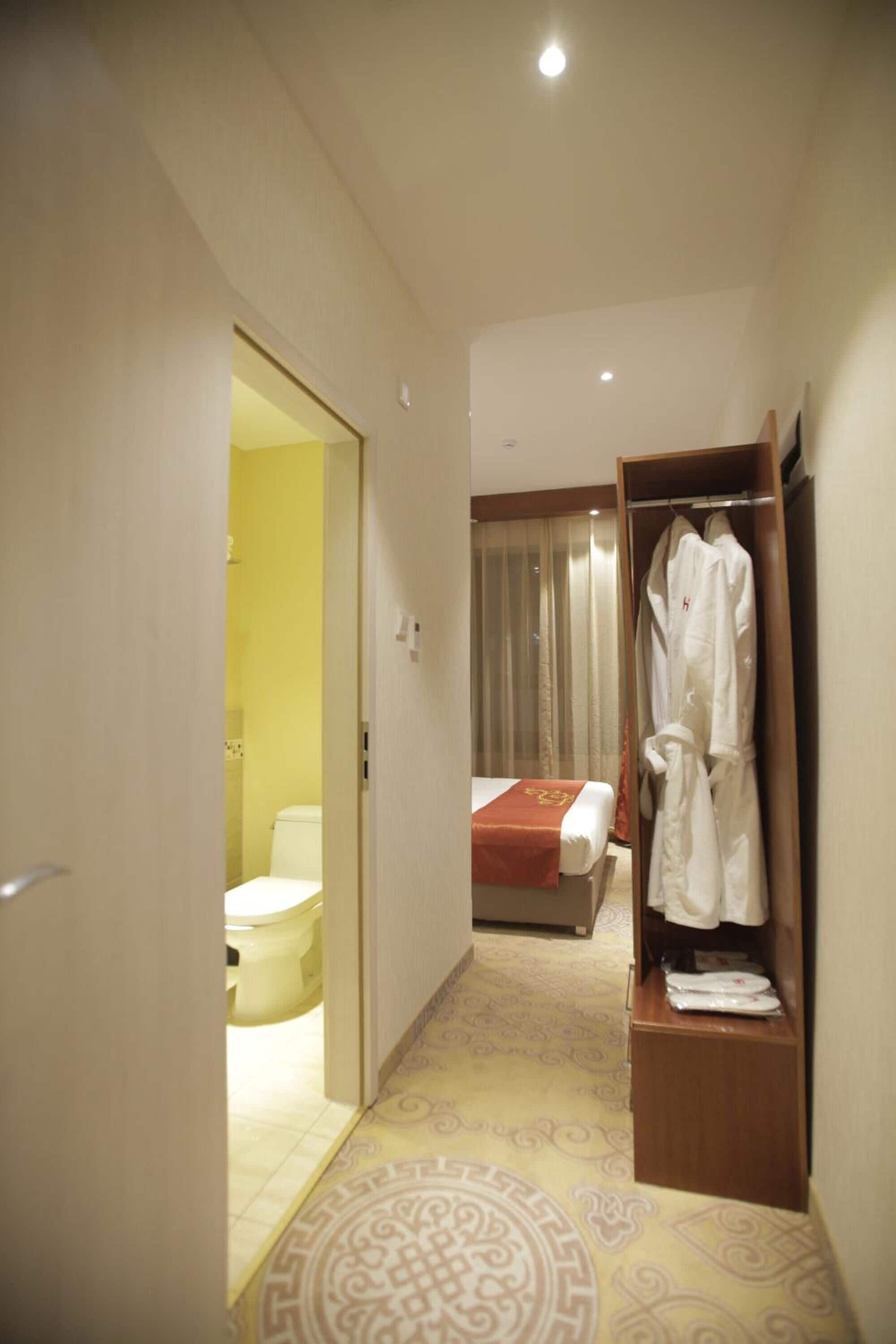 minibar, in-room safe, blackout curtains, soundproofing