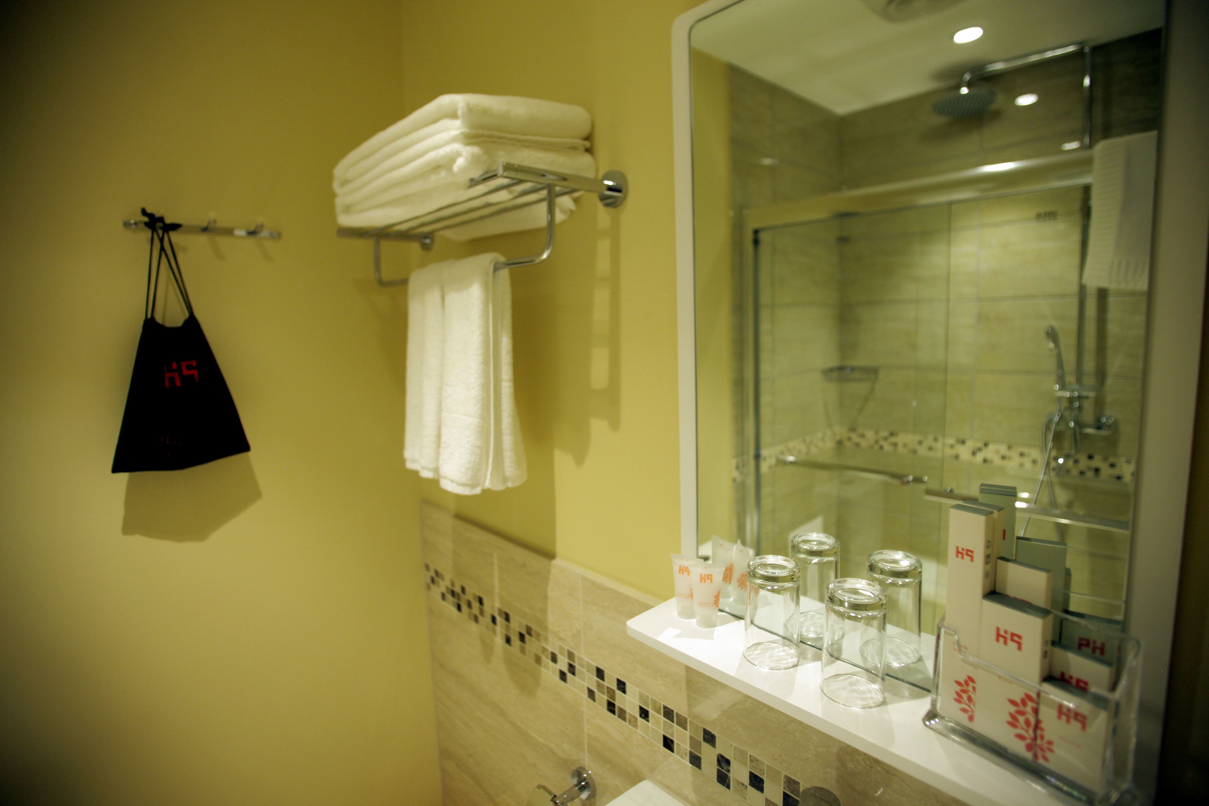 standard twin room | bathroom | shower, rainfall showerhead, free toiletries, hair dryer