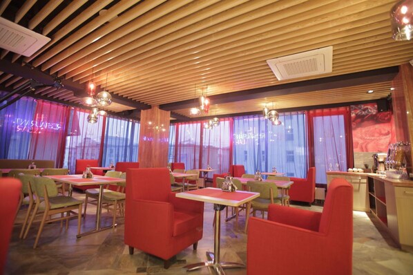 Daily buffet breakfast (USD 8 per person)